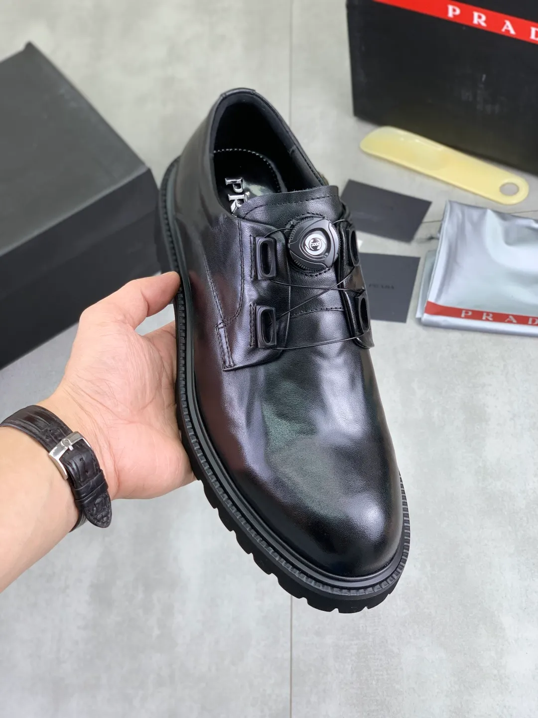 Men's shoes 💰P640 New PRADA Prada's new casual leather shoes Original purchase, development and production Prada men's classic series, technical breathable fabrics with cowhide, casual sports shoes, casual shoes, sports dad shoes combine high-tech breathable materials and cowhide, P's exclusive button decoration on the side. The outsole is full of P italic design and bright colors to show vitality and continue the brand design inspiration. Stroll around the city lightly and feel free and comfortable. Delivered in exquisite packaging 🛍📦 ▪️Material: original customized calfskin with breathable material ▪️Inner lining: cowhide lining ➕cowhide feet ▪️Outsole: open-molded TPU foam material ▪️Sole thickness: 3.5CM ▪️Size: Men's 38-45 black, brown color available